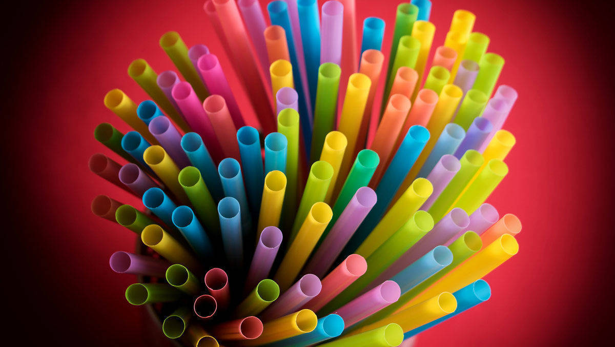 Die EU-Kommission fordert ein Verbot von Wegwerfartikeln aus Plastik, wie Strohhalmen.