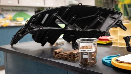 Vermischt mit Kunststoff und weiteren Additiven ergeben die Schalen von gerösteten Kaffeebohnen einen innovativen, individuell formbaren Werkstoff.