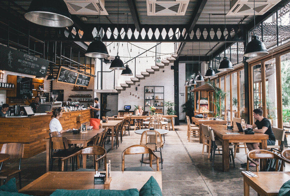 Viele Restaurants sind immer noch vergleichsweise leer, genauso wie Geschäfte und Hotels.