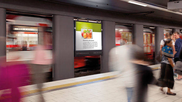 Outdoor-Werbung ist als Werbekanal geeigneter als Radio.