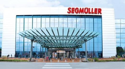 Segmüller konkurriert um Millionen Kunden mit anderen großen Möbelhäusern.