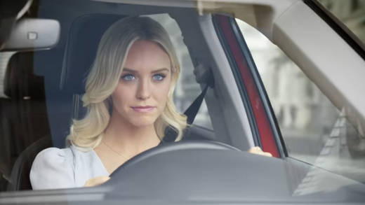 Nicht die Blondine, sondern das Auto weckt Gorillas Interesse