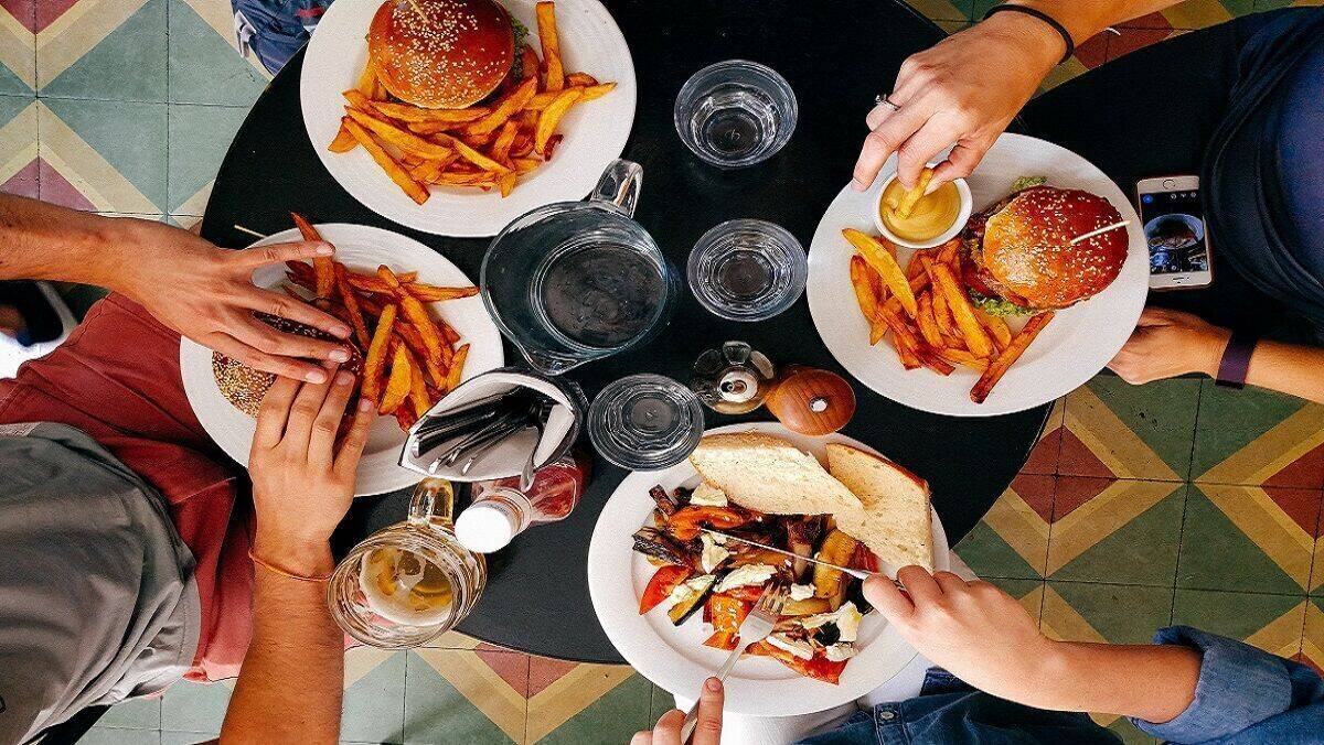 Angesichts der hohen Zahl von Übergewichtigen in Deutschland forderte die Grünen-Fraktion eine Regulierung der Werbung.