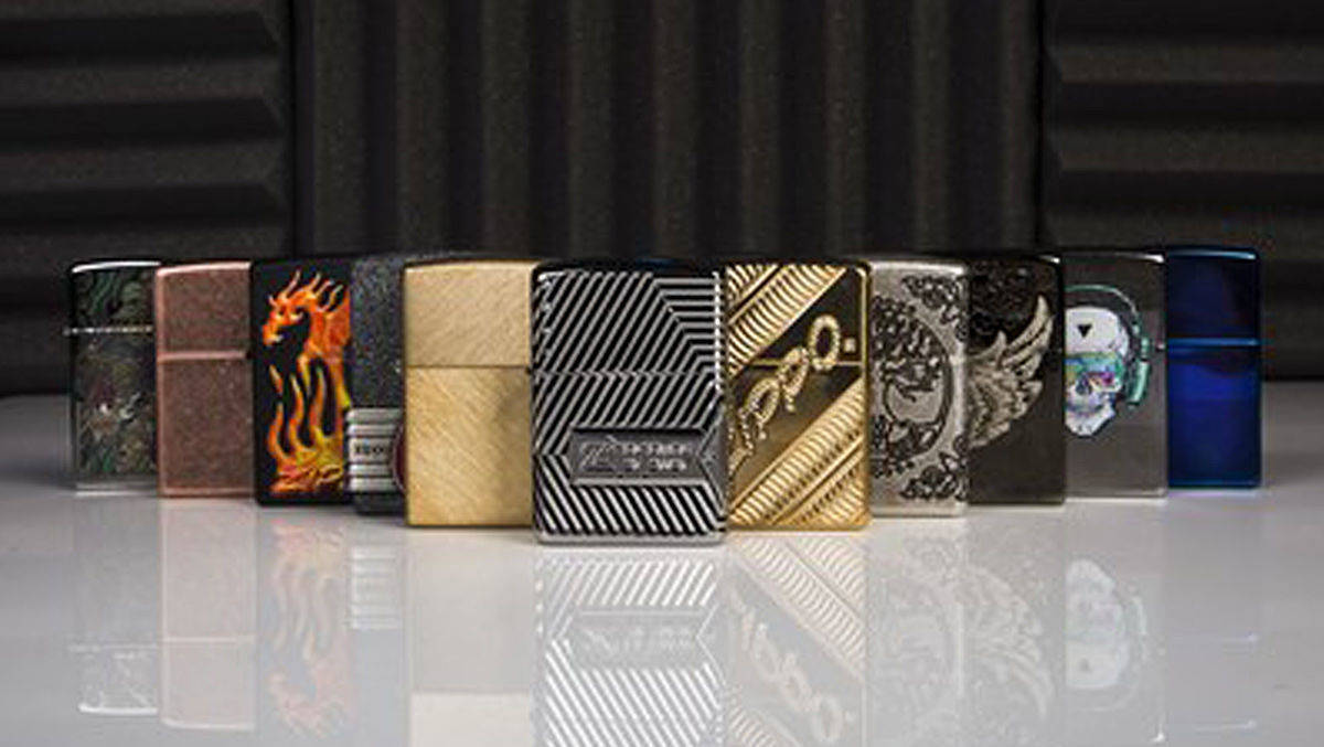 Seit den 30er-Jahren gibt es das Feuerzeug Zippo. Obwohl Rauchen nicht mehr cool ist, ist das Sturmfeuerzeug ein Sammlerobjekt und gehört zu den Kultmarken der Popkultur.