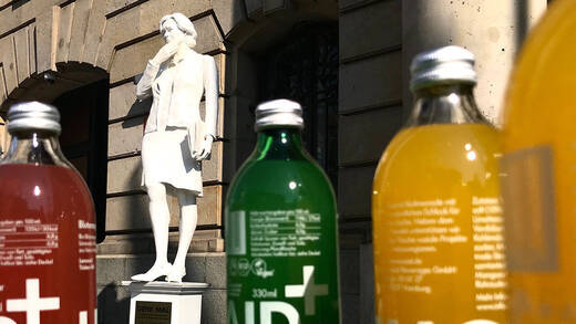Julia Klöckner aus Zucker vor dem Bundesministerium für Ernährung und Landwirtschaft soll auf die Missstände aufmerksam machen