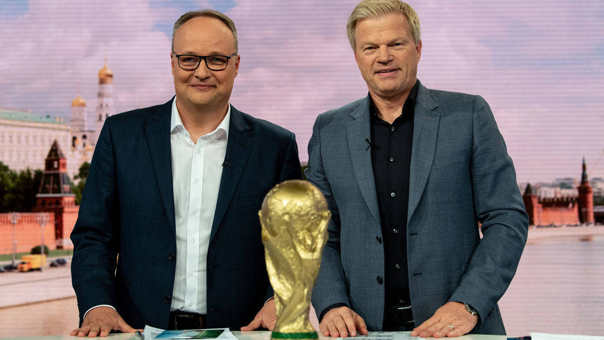 Im ZDF begleiten die Fußball-WM 2018 Oliver Welke (l.) und Oliver Kahn vom Studio Baden-Baden aus. Sie analysierten auch das deutsche Auftaktspiel am Sonntag.