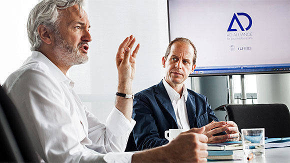 Matthias Dang (l., IP) und Stephan Schäfer (G+J) scharen zur Dmexco 2016 das umfassende Werbenetzwerk der Bertelsmann-Familie um sich.
