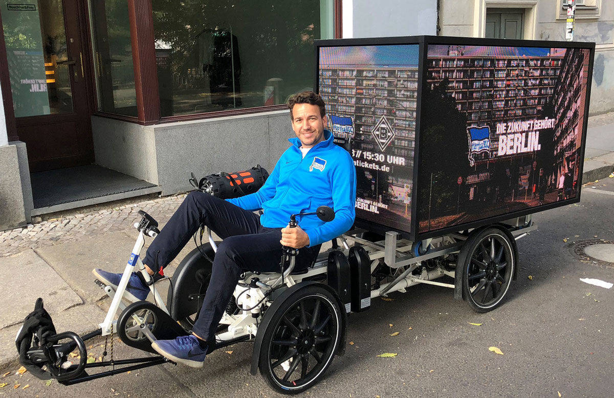 Vor Sportstätten und dem Stadion werben die LED-Bikes für den Hertha BSC.