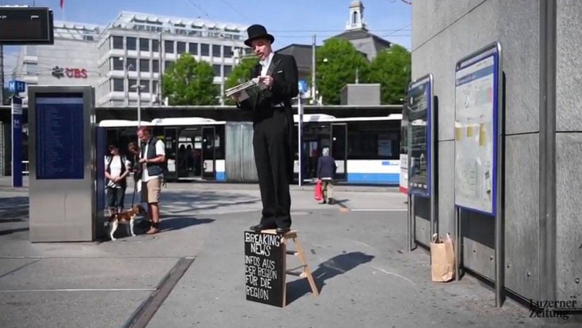 Ein Zeitungsvorleser der Luzerner Zeitung rückte die Vorzüge des Blattes ins rechte Licht.