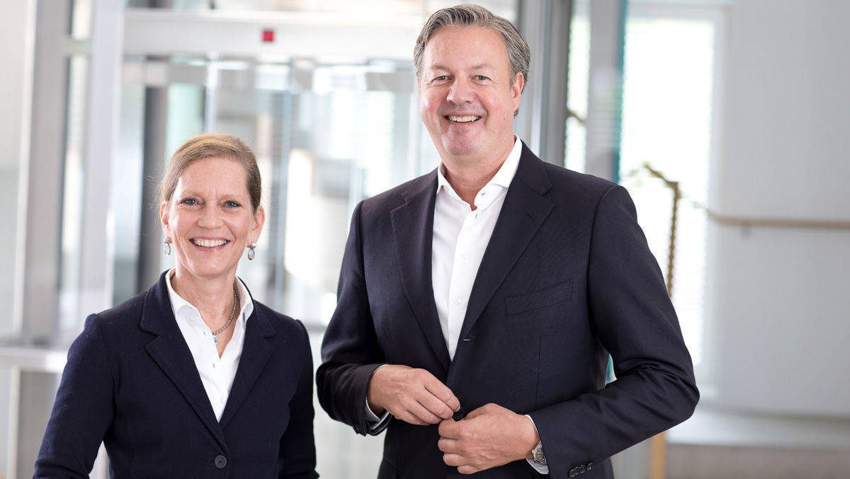 Ariane Haack-Kurz, geschäftsführende Gesellschafterin Wefra, und Andreas Arntzen, Vorsitzender der Geschäftsführung Wort & Bild Verlag.