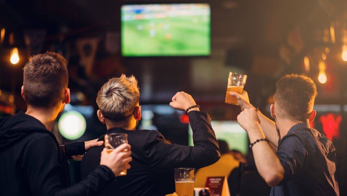 Bald könnte mehr Live-Fußball in ARD und ZDF zu sehen sein.