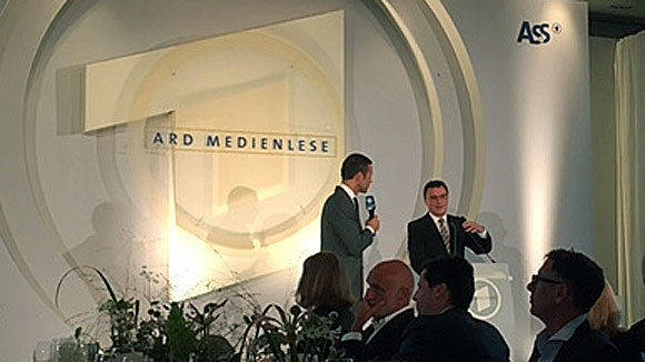 Moderator Kai Pflaume begrüßte ARD-Programmchef Volker Herres auf der Bühne der Medienlese.