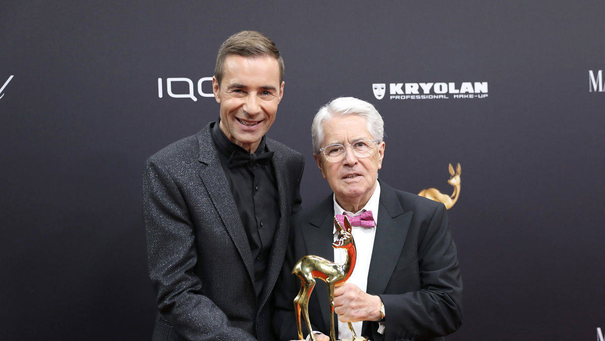 Moderator Kai Pflaume mit dem Preisträger des Ehrenbambi Frank Elstner.