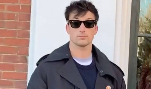 Dieser sonnenbebrillte Bodyguard geht gerade viral