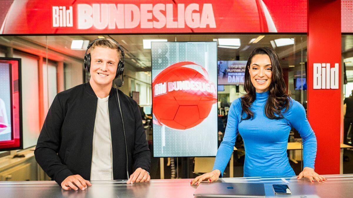 Kommentator Corni Küpper und Moderatorin Valentina Maceri präsentieren die Bild-Bundesliga.