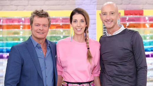 Deutsche "Lego Master": Moderator Oliver Geissen (l.) und die Lego-Experten Juliane Aufdembrinke, Senior Designerin bei Lego, und Designprofessor Paolo Tumminelli.