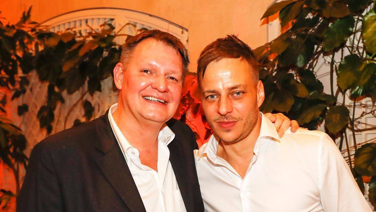 Der Eventveranstalter Sören Bauer und Schauspieler Tom Wlaschiha bei "Movie meets Media"