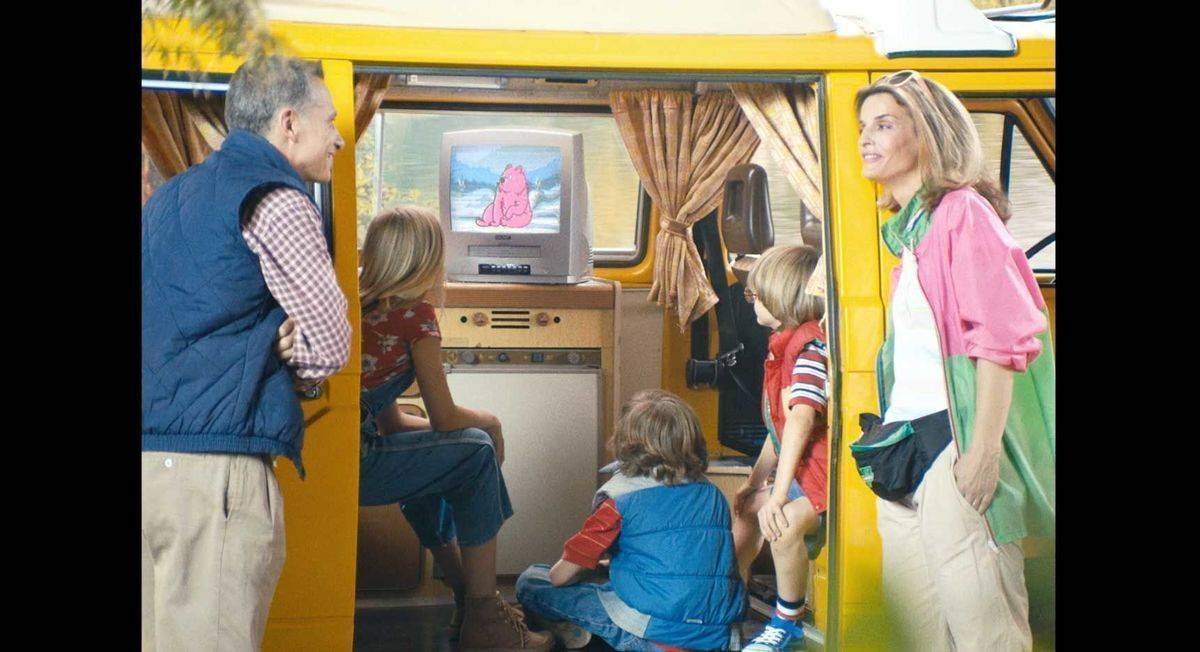 Fernsehen auf Reisen? In den 80ern möglich dank des tragbaren Fernsehgeräts für den Camper. Das übliche Format damals: 4:3 - daher der schwarze Rand.