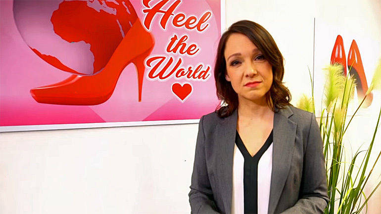 Carolin Kebekus hilft Frauen mit einer Stiftung auf High Heels.