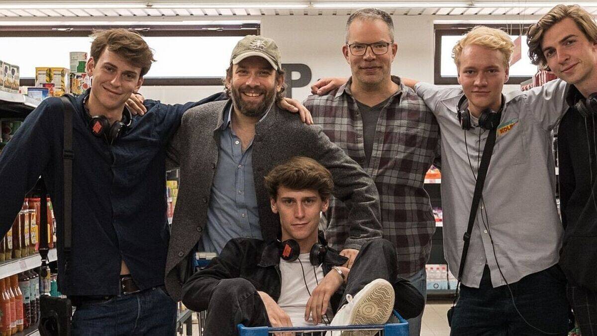 Christian Ulmen (2. v. links) bei den Dreharbeiten zu der neuen Amazon-Prime-Serie "Die Discounter".