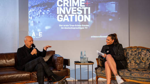 Sender-Präsentation von Crime + Investigation: Senderchef Andreas Weinek und Moderatorin Esther Sedlaczek.