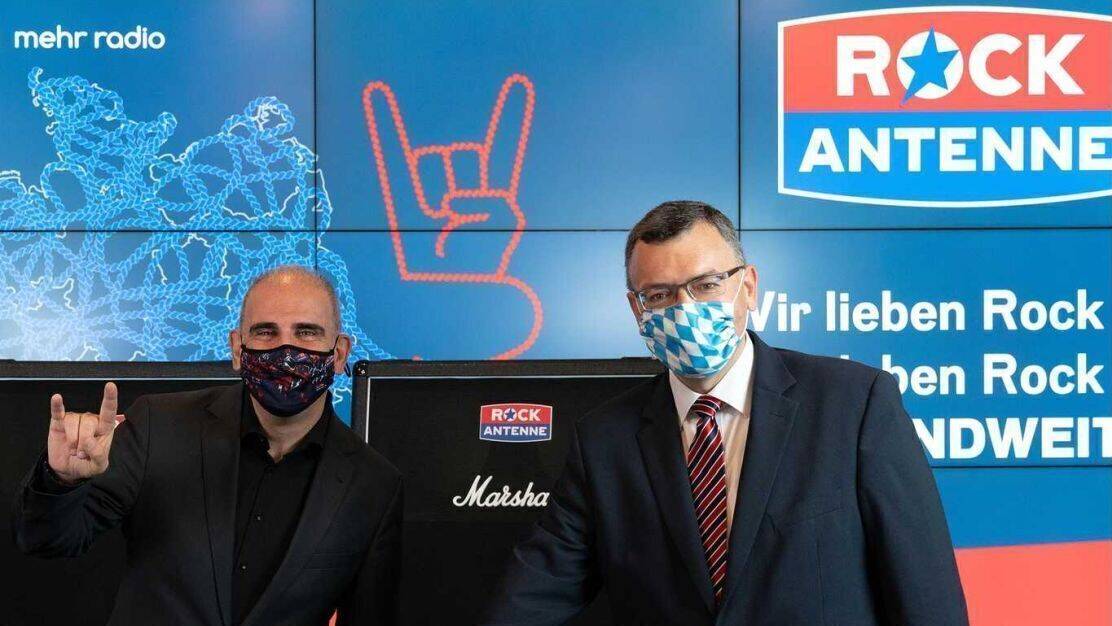 Rock Antenne-Chef Guy Fränkel (l.) und Florian Herrmann, Staatsminister für Bundes- und Europaangelegenheiten und Medien, beim DAB+-Start in Ismaning.