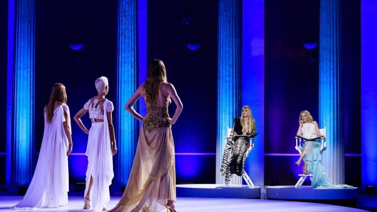 Die Auswahl beginnt: Heidi Klum (l.) und Gastjurorin Kylie Minogue fällen ihr Urteil.