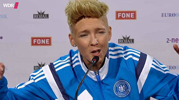 "Mario Großreuss" gibt auf einer Pressekonferenz bei der Premiere von "Carolin Kebekus: PussyTerror TV" am Samstagabend im WDR Fernsehen ein Statement zum Thema "WM in Katar" ab. 