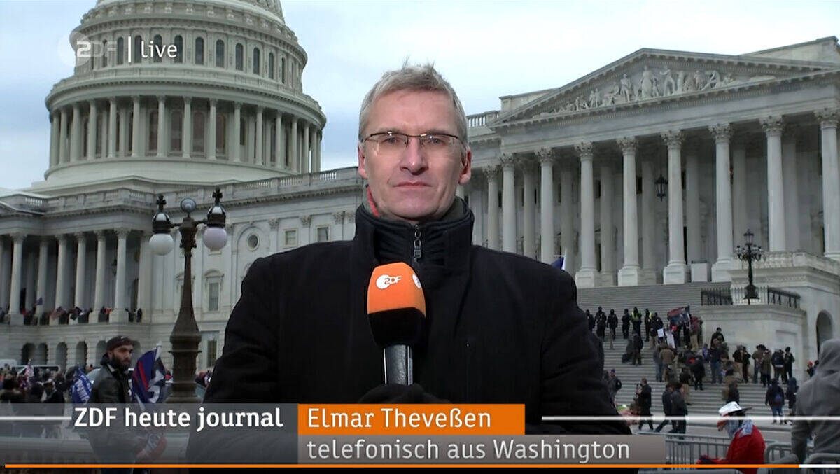 ZDF-Büroleiter Elmar Theveßen in Washington vor dem Kapitol.