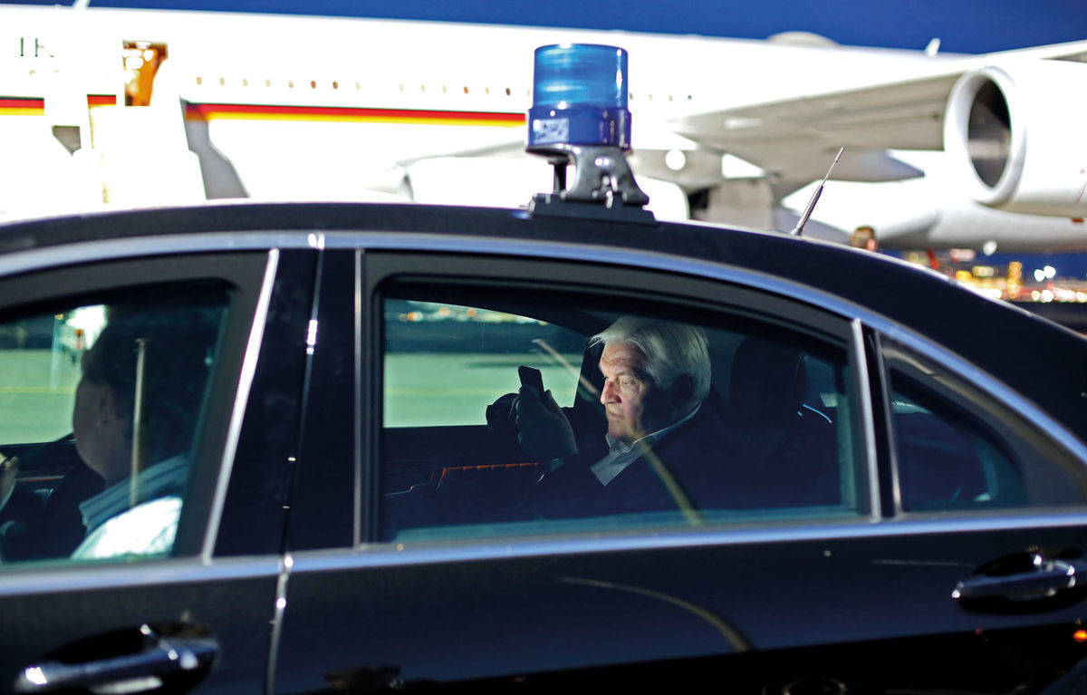 Der Diplomat - Der damalige Bundesaußenminister Frank-Walter Steinmeier im Juli nach seiner Rückkehr aus dem Kaukasus auf dem Flughafen Tegel in Berlin.