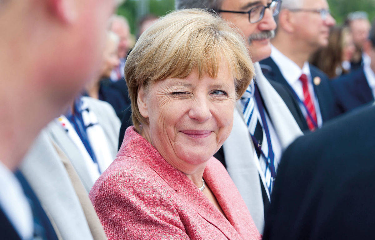 Das Zwinkern - Bundeskanzlerin Angela Merkel zwinkert im August im Fährhafen Sassnitz-Mukran (Mecklenburg-Vorpommern) jemandem zu.