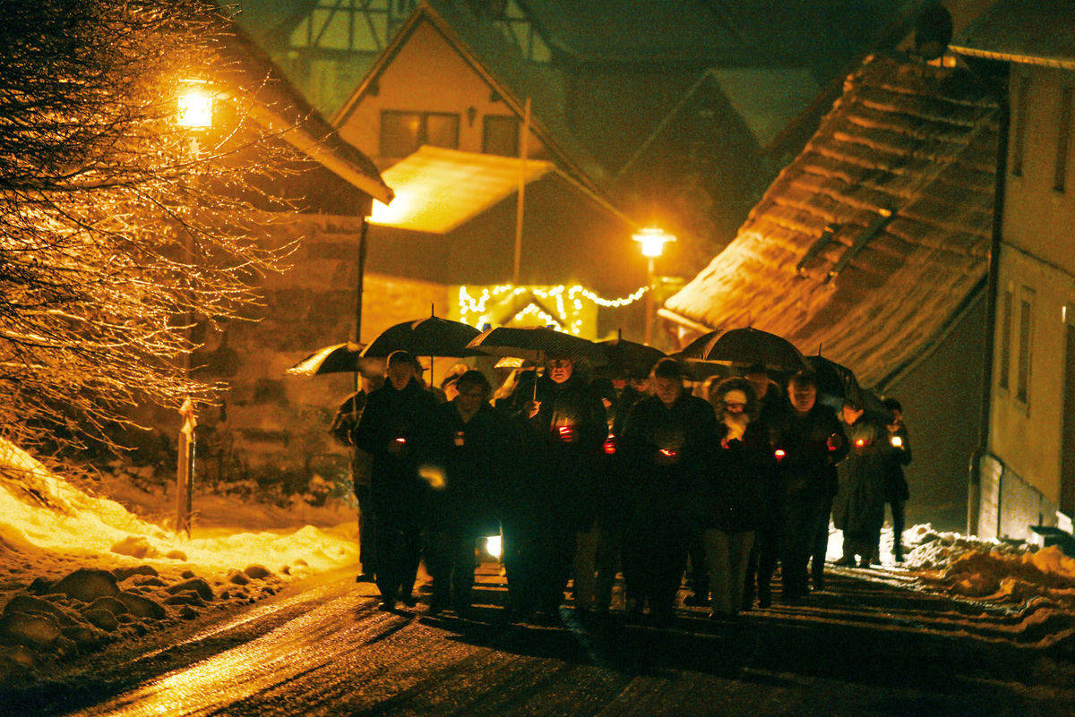 Unfassbare Trauer - Menschen im bayerischen Oberaurach trauern im Januar um ein elf Jahre altes Mädchen, das in der Silvesternacht auf einer Straße durch einen Kopfschuss getötet worden war.