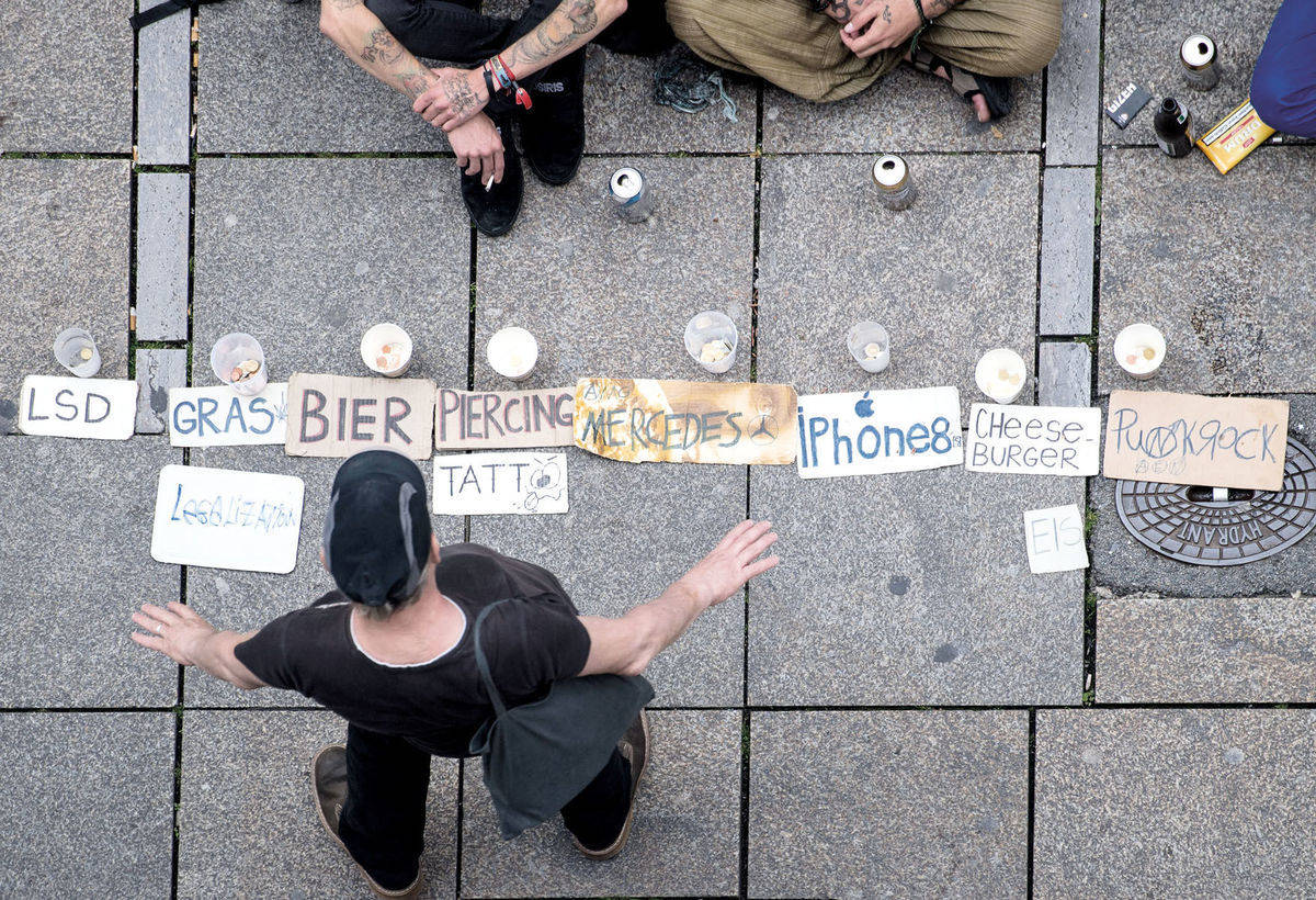 Ehrlichkeit - Zwei Punks betteln im Juni in Stuttgart für konkrete Projekte, und die meisten Münzen scheinen in den Bechern mit "Gras" und "Mercedes" zu liegen.