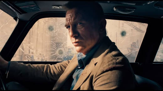 James Bond ist wieder im Aston Martin unterwegs.