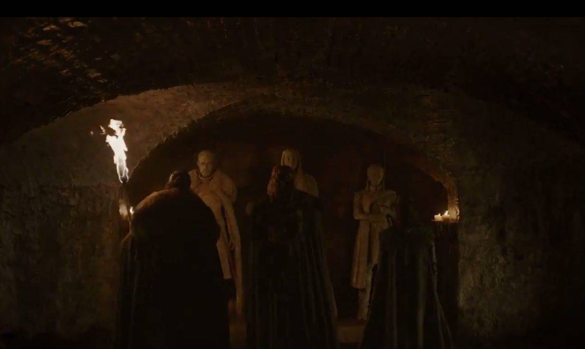 Neuer Promotion-Trailer: Jon Snow, Sansa und Arya Stark treffen ihre Ebenbilder aus Stein.