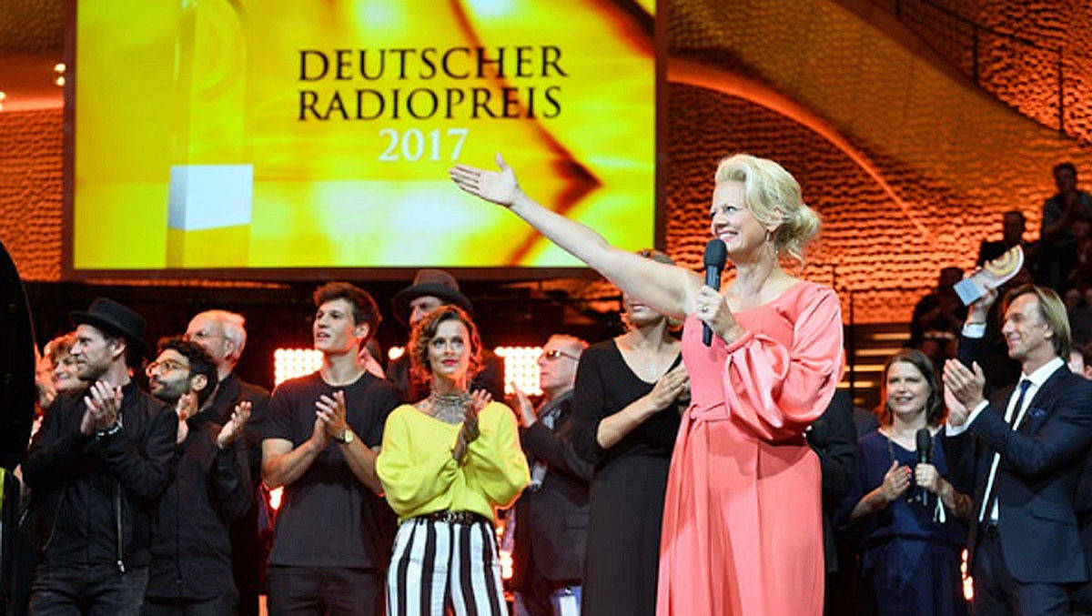 Die Preisträger beim Deutschen Radiopreis 2017 mit Moderatorin Barbara Schöneberger.