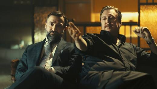 David A. Hamade (l.) und Nicholas Ofczarek spielen die zentralen Figuren in der "Die Ibiza Affäre".