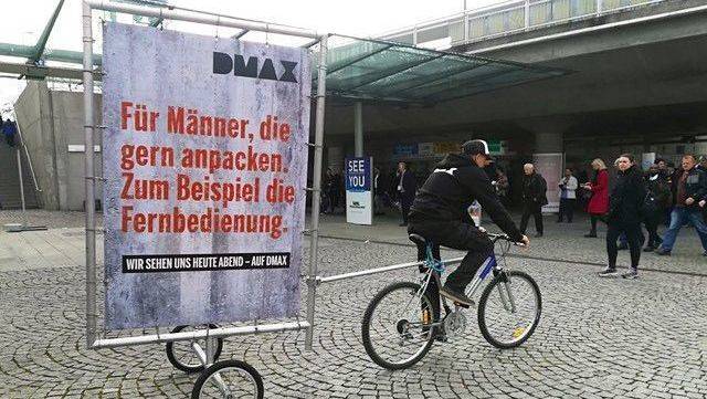 Männer, die auf Baumaschinen stehen, mögen vielleicht auch den Sender Dmax: Ambient-Kampagne von Who's Mark?.
