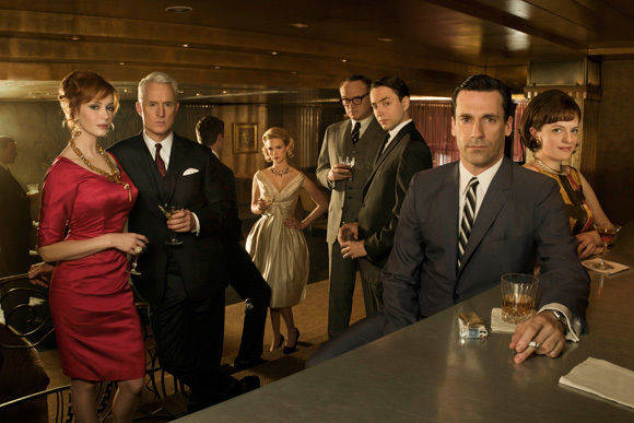 Alkohol gehört bei "Mad Men" dazu, auch die Serienfigur Don Draper - gespielt von Jon Hamm - greift ständig zum Glas. 