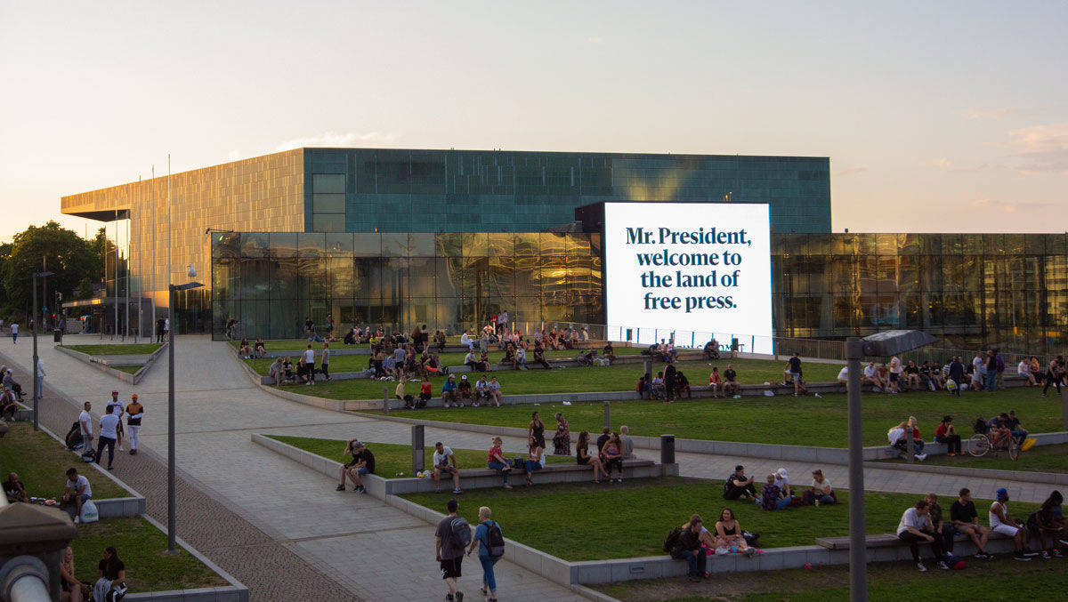Fast 300 Plakate und Billboards erinnern Trump und Putin in Helsinki an den Wert der Pressefreiheit.
