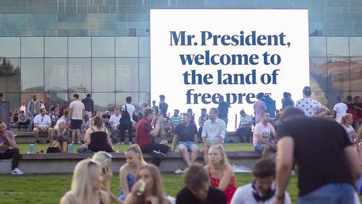 Fast 300 Plakate und Billboards erinnern Trump und Putin an den Wert der Pressefreiheit.
