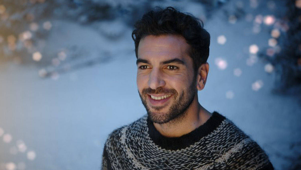 Elyas M'Barek öffnet den Sky-Adventskalender. In dem stecken viele Filme, Serien und Sport.