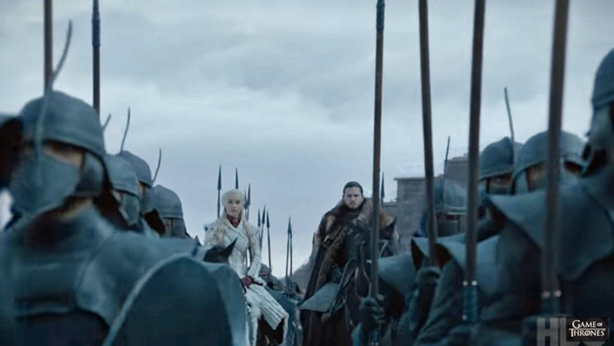 Daenerys Targaryen, Königin der Drachen, und ihr Verbündeter Jon Schnee mit ihrer Armee der Unbefleckten: Szene aus dem Trailer zu "Game of Thrones", Staffel 8.