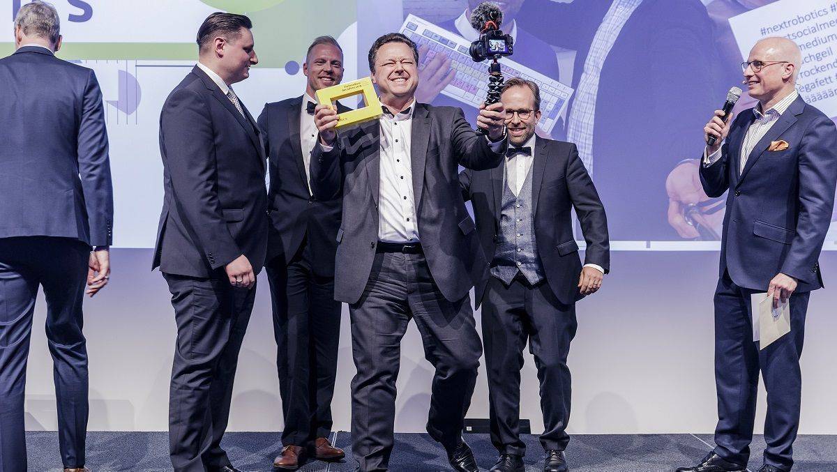 Wolfgang Kräußlich (Mitte) von Next Robotics freut sich über die Auszeichnung "Bester Social-Media-Einsatz".