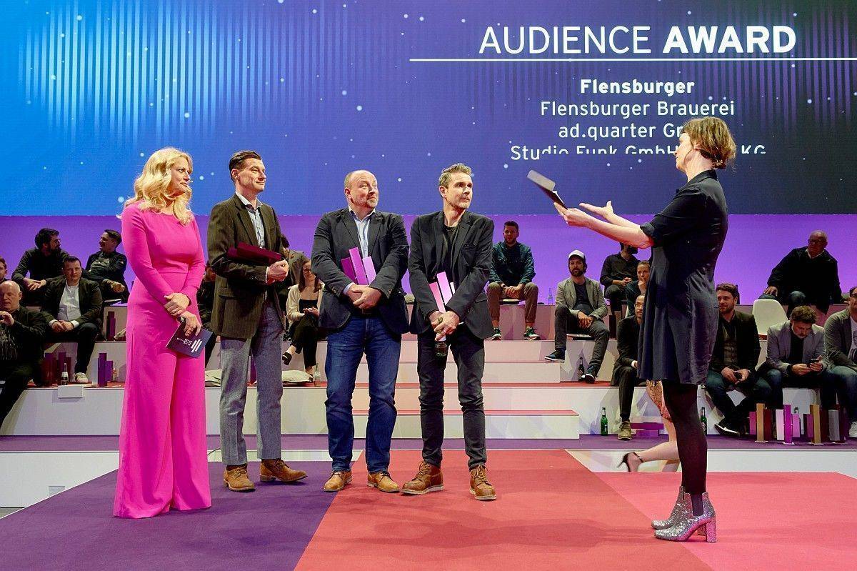Preis für die stärkste Emotion: Jury-Präsidentin des Radio Advertising Award Britta Poetzsch kürt die Sieger des Audience Award: ad.quarter für Flensburger Brauerei-Spot