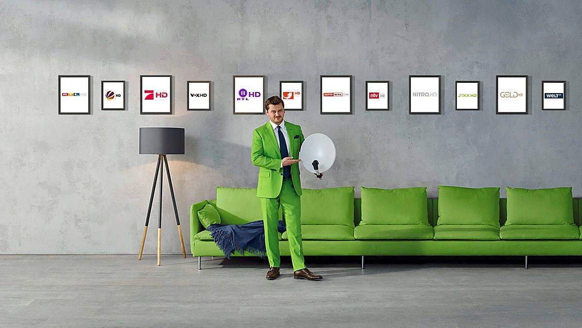 Reklame für Freenet TV via Sat - und der TV-Presenter in Freenet-Grün darf ins sehr moderne Ambiente umziehen.