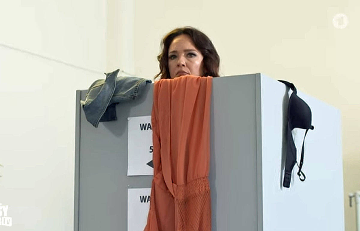 Fremdschämen angesagt: Carolin Kebekus albert als Tussi in der Wahl(umkleide)kabine herum.