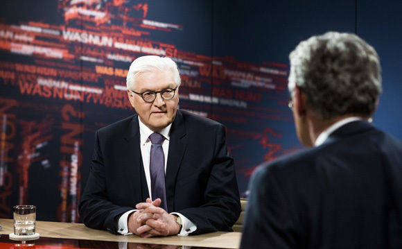 In "Was nun, Herr Bundespräsident?" stellte sich Frank-Walter Steinmeier im ZDF den Fragen von Peter Frey (r.) und Bettina Schausten.