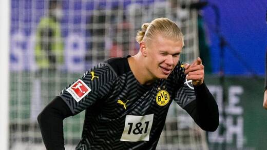 Mit diesem Zwinkern deutete Erling Haaland nach seinem Treffer in Richtung Tribüne. Erwidert wurde es mit einem Mittelfinger eines Fans.