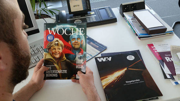 W&V-Autor Ben Krischke mit der Erstausgabe der "FAZ Woche".